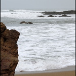Sable orange, mer grise