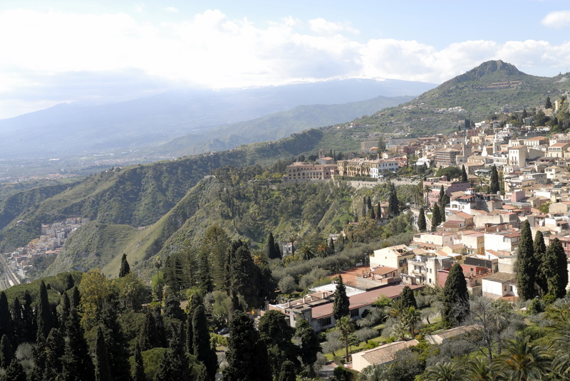 Taormine et, au loin, couvert par les nuages, l'Etna