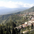 Taormine et, au loin, couvert par les nuages, l'Etna