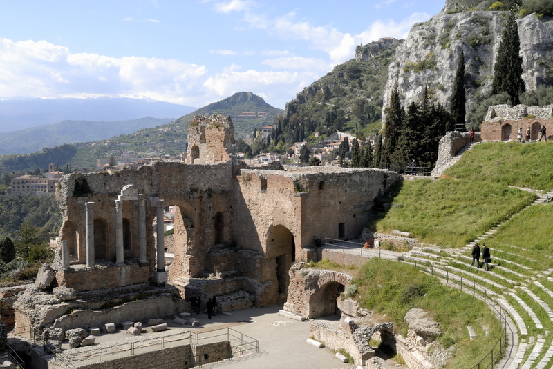 Vue générale du théatre grec de Taormine