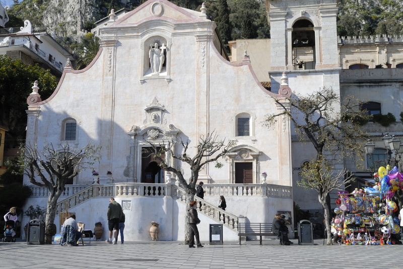 La sympathique Piazza IX Aprile avec vue sur la mer (dans le dos du photographe)