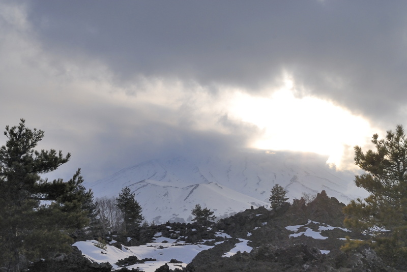 Apparition du soleil derrière l'Etna