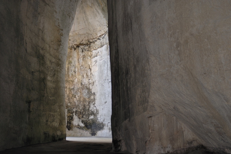 Syracuse : l'entrée de l'Oreille de Denys (du dedans)