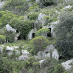 Les tombes sont creusées dans la pierre