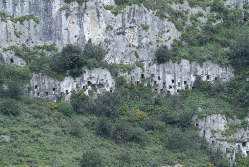 Des centaines de tombes dans les falaises