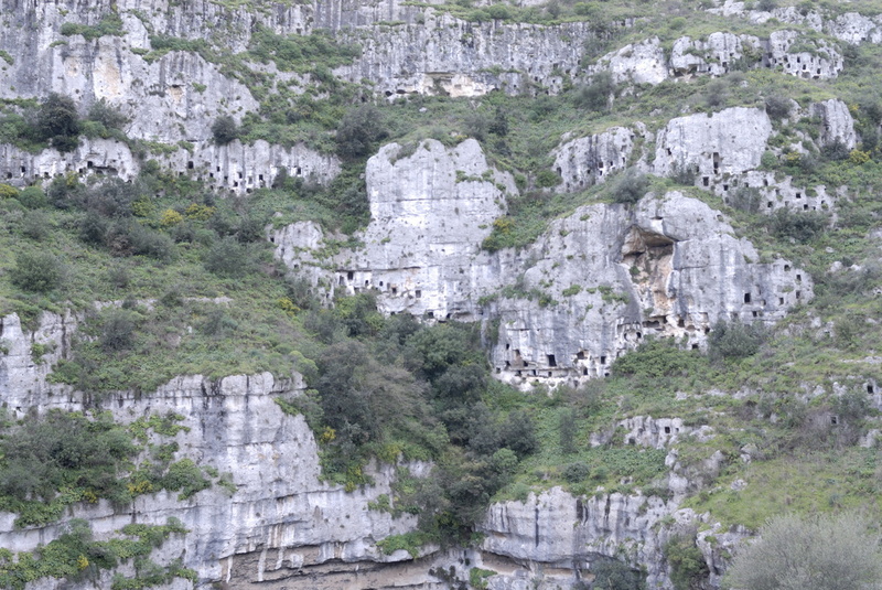 Des milliers de tombes dans la falaise