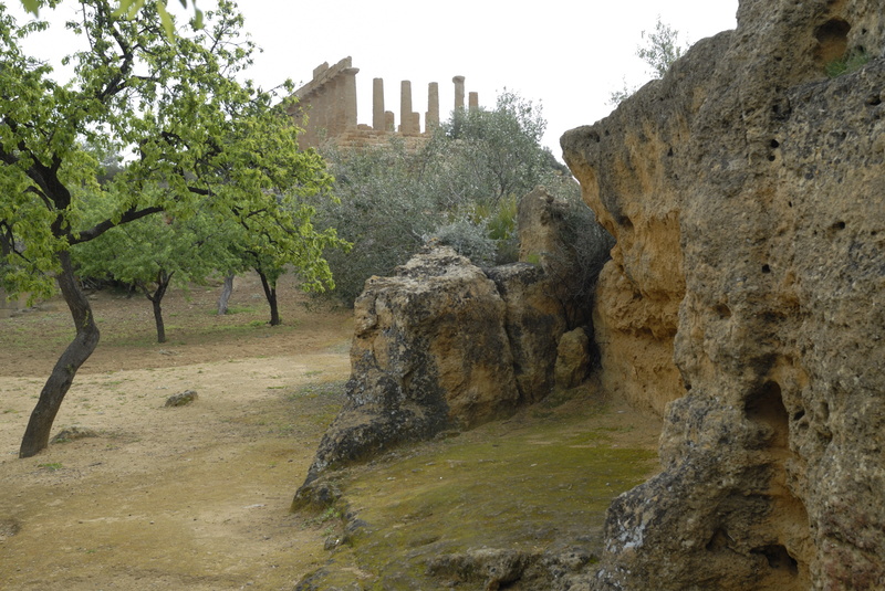 Au fond, le Temple de Junon