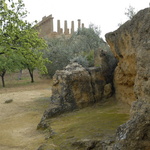 Au fond, le Temple de Junon