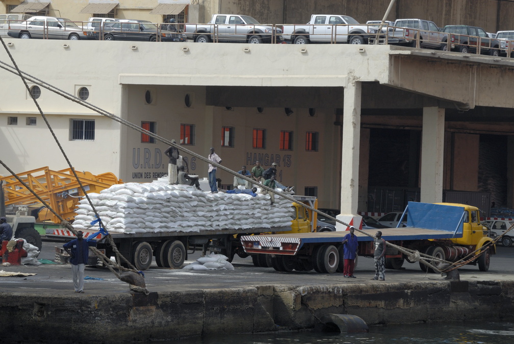 Déchargement de riz à Dakar