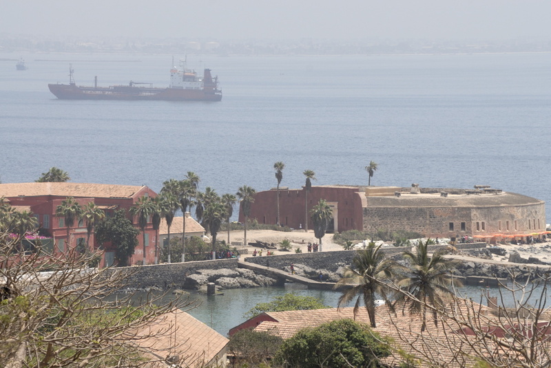 Le fort et Dakar dans la brume