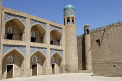 Un minaret d'angle de la médersa Koutloug Mourad Inak