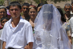 Le marié et la mariée (les yeux baissés comme il se doit)