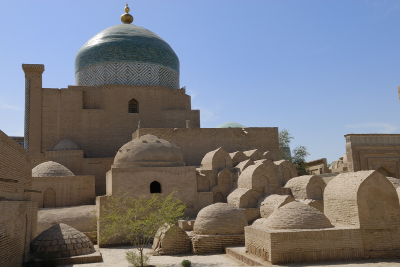 Tombeaux derrière le mausolée Pakhlavan Mahmoud