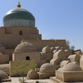 Tombeaux derrière le mausolée Pakhlavan Mahmoud