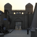 Crépuscule sur la porte Ouest de Khiva