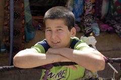 Un jeune transporteur de marchandises