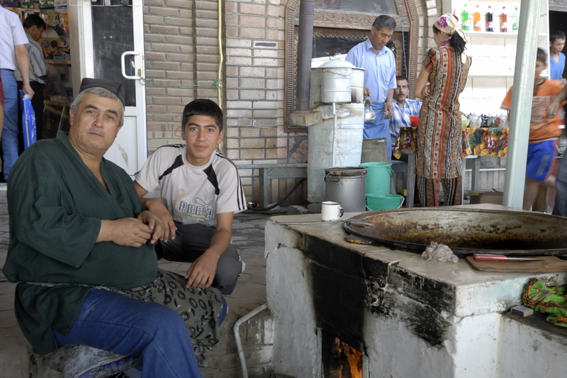 Vendeur de plov, plat national ouzbek