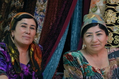 Vendeuses de tissus aux belles dents en or