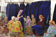 Le marché aux robes bleu indigo (deuil)