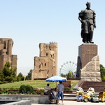 La statue de Tamelan et les ruines du Palais Blanc