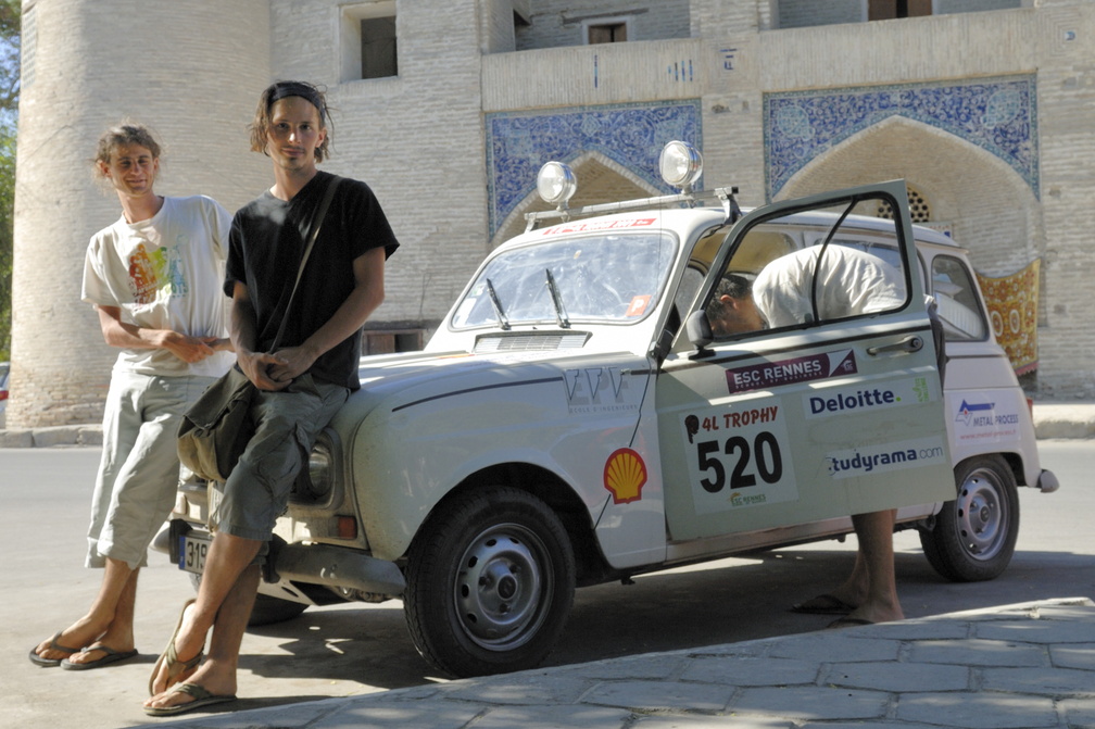 Jeunes rennais venant de faire 7000 kms en 4L !