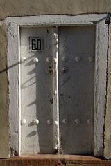 Porte d'une modeste maison dans la ville ville de Boukhara