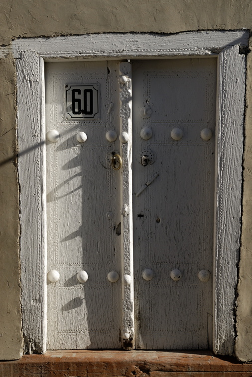 Porte d'une modeste maison dans la ville ville de Boukhara