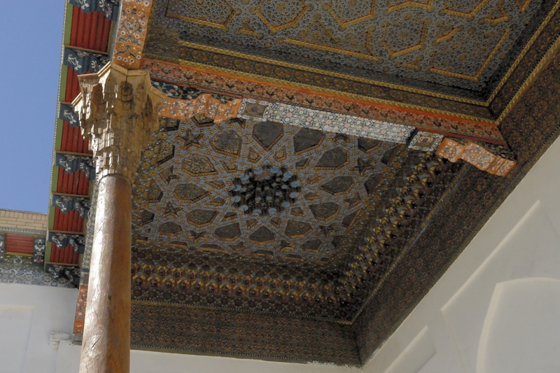 Détail du plafond au mausolée Bakhaouddin Nakhchbandi