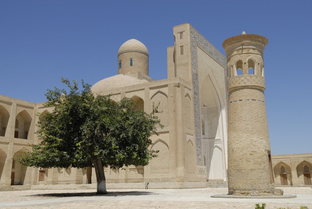 Le minaret de la nécropole Tchor Bakr