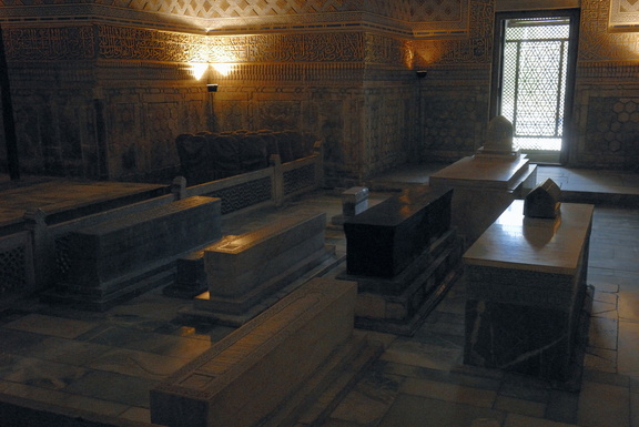 Sept dalles funéraires autour de la plaque de jade  de Tamerlan