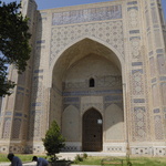 Le batiment principal de la mosquée Bibi Khanoum