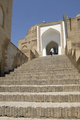 Chah-i-Zinda nous attend en haut des marches