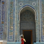 Femme en rouge (Chah-i-Zinda)