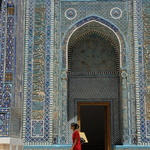 Femme en rouge (Chah-i-Zinda)