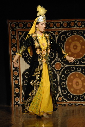 derrière la danseuse, un très beau suzani