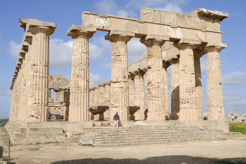 Le fronton du temple E