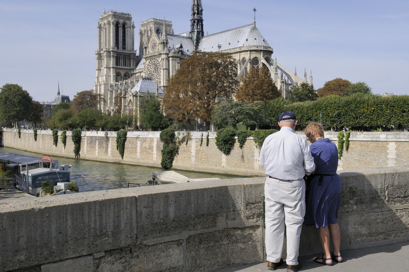 Chaque touriste vérifie la photo prise