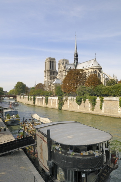 Péniches restaurants et Notre-Dame