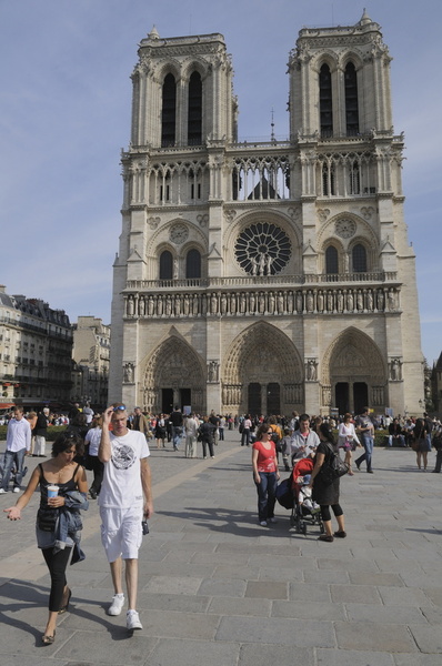 Le parvis et la facade ouest de Notre-Dame