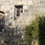 Escalier, jasmin et porte