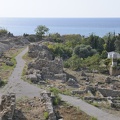 La route passe sur les remparts antiques