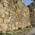 Observer les restes de colonnes de granit qui renforcent la muraille