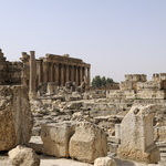 Au fond, le Temple de Bacchus