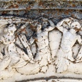 Détail de bas-relief d'un bassin de la Grande Cour