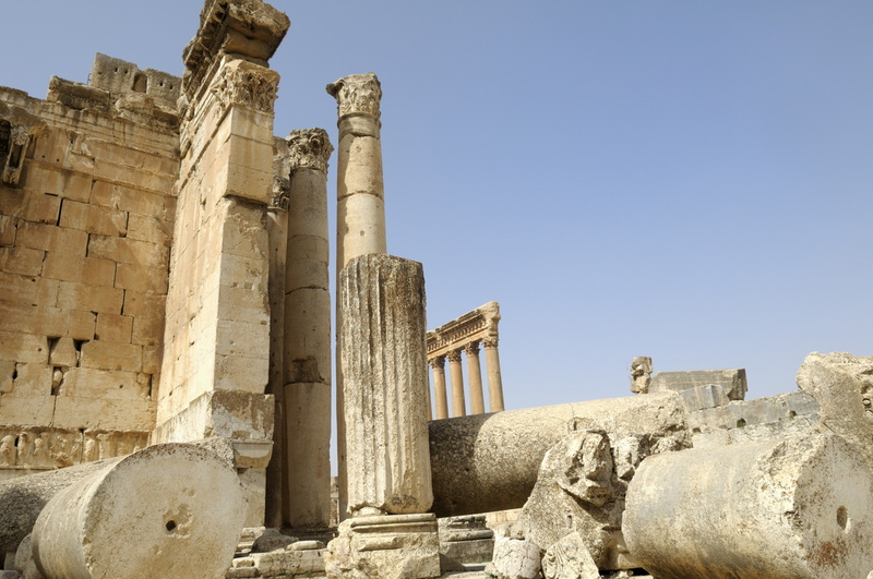 Colonnes couchées du Temple de Bacchus