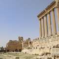 La cour entre les temples de Jupiter et Bacchus