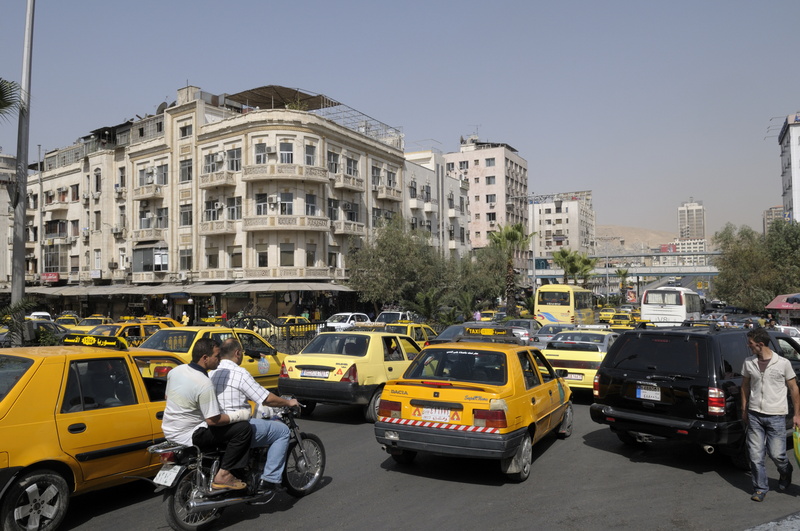 Le flot de taxis jaunes est ininterrompu