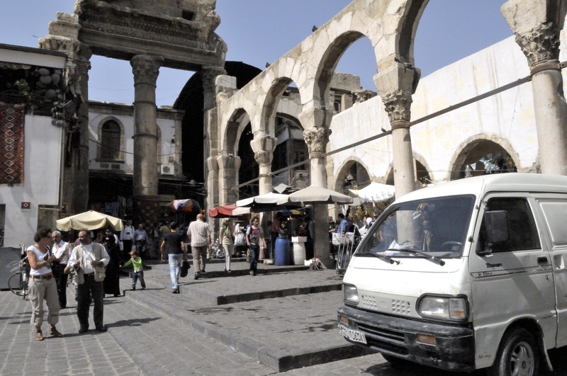 La sortie du souk Hamidiyé et les colonnes du temple de Jupiter