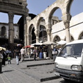 La sortie du souk Hamidiyé et les colonnes du temple de Jupiter