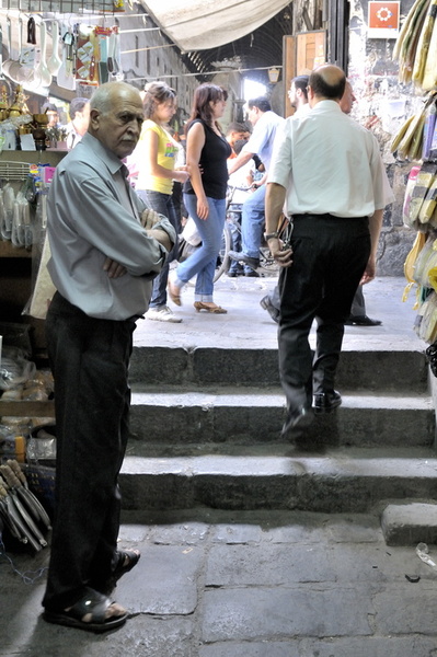 Homme sérieux à l'entrée du souk Bazouriyé